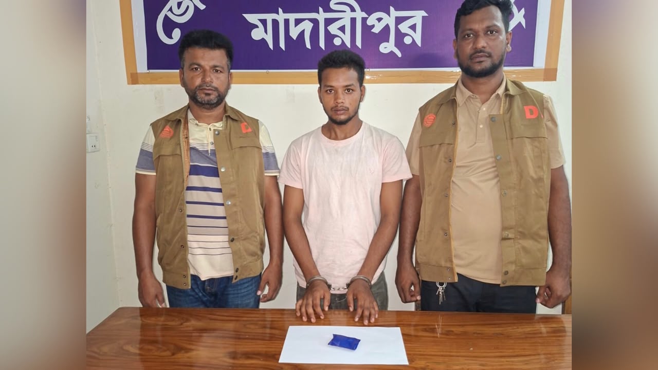 মাদারীপুরে গোয়েন্দা পুলিশের অভিযানে ইয়াবাসহ যুবক গ্রেফতার!
