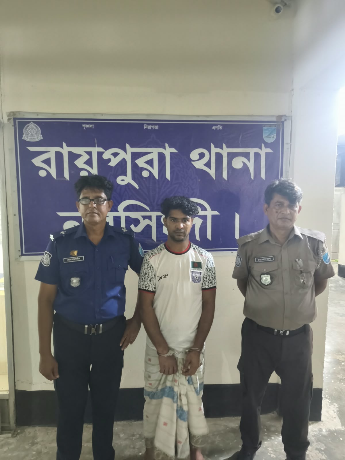 আমিরগঞ্জের (রায়পুরা,নরসিংদী) কুখ্যাত সন্ত্রাসী ও মাদক ব্যবসায়ী হামিদ গ্রেফতার!