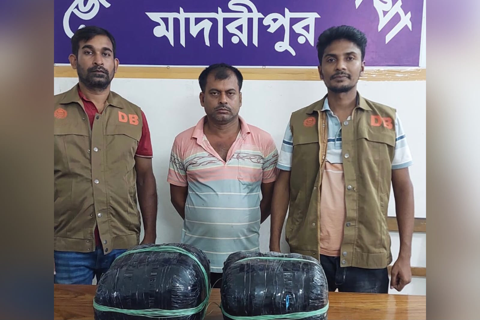 মাদারীপুরে ৮ কেজি গাঁজাসহ এক মাদক কারবারি আটক!