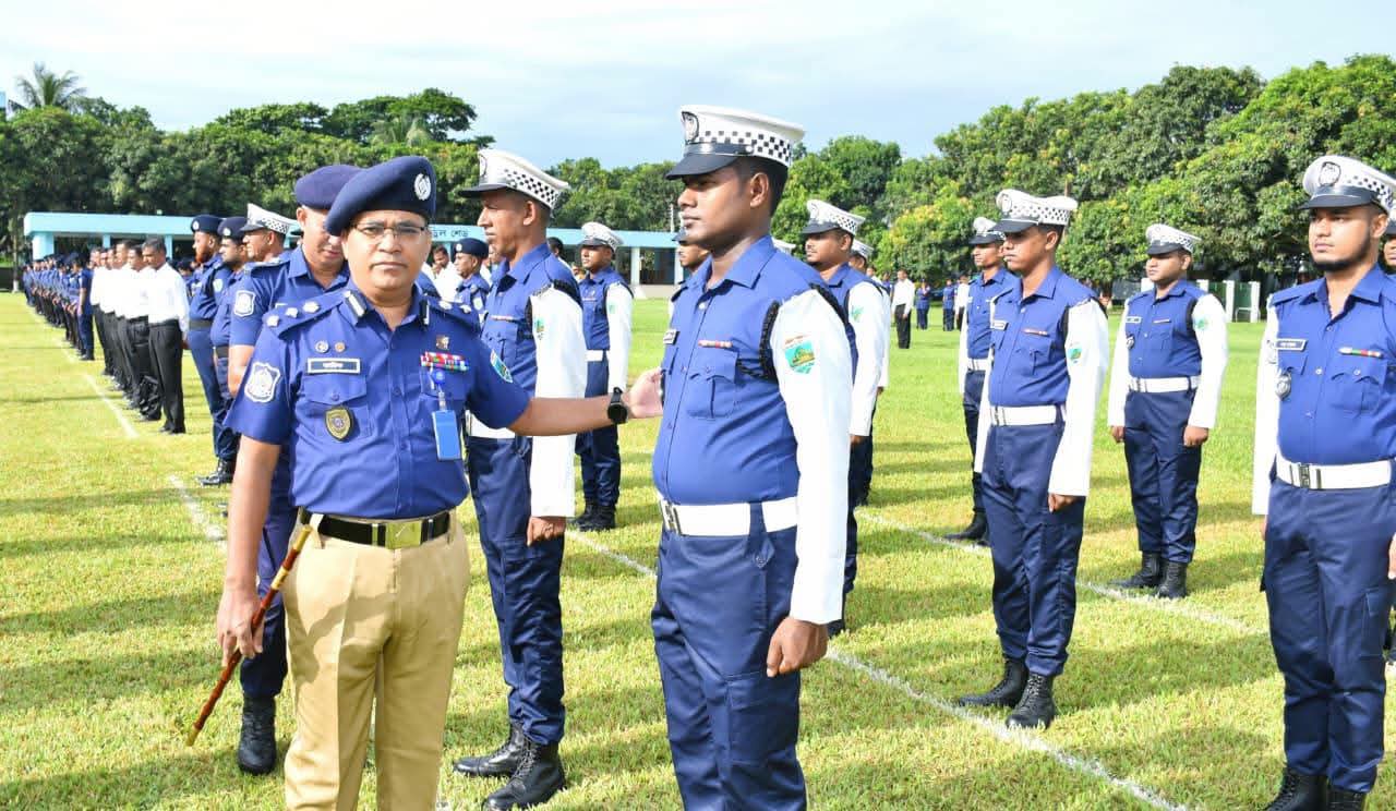 নওগাঁয় জেলা পুলিশের মাস্টার প্যারেড অনুষ্ঠিত, পেশাদারিত্ব ও শৃঙ্খলার ওপর গুরুত্ব!