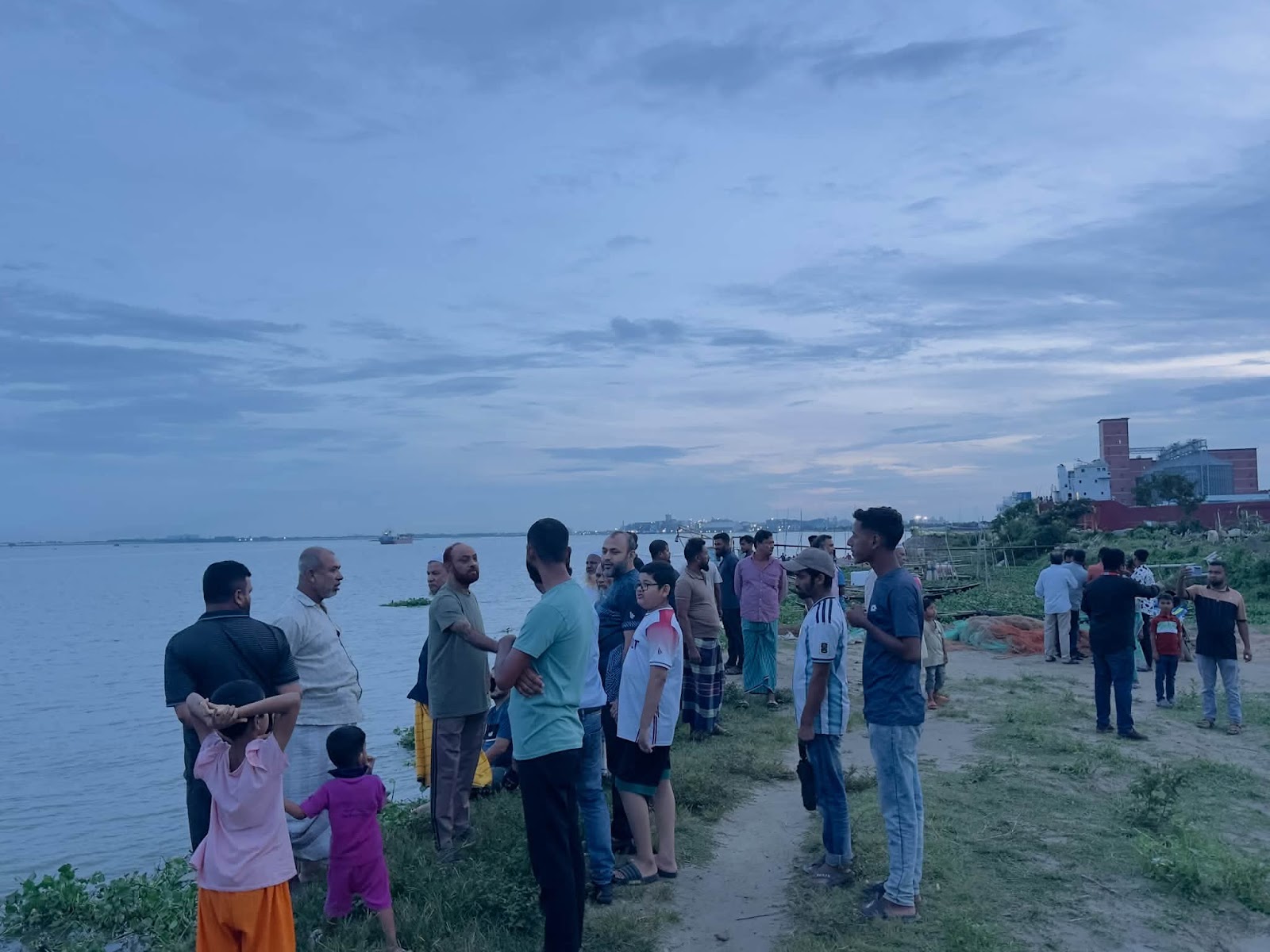 সোনারগাঁয়ে মেঘনায় ট্রলারডুবি, প্রাণ গেল নারীর;  একই পরিবারের ৪ জন নিখোঁজ!