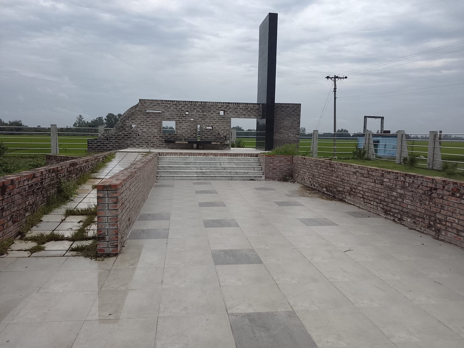 ফুলবাড়ী উপজেলার বারাইহাট বদ্ধভূমি অরক্ষিত!