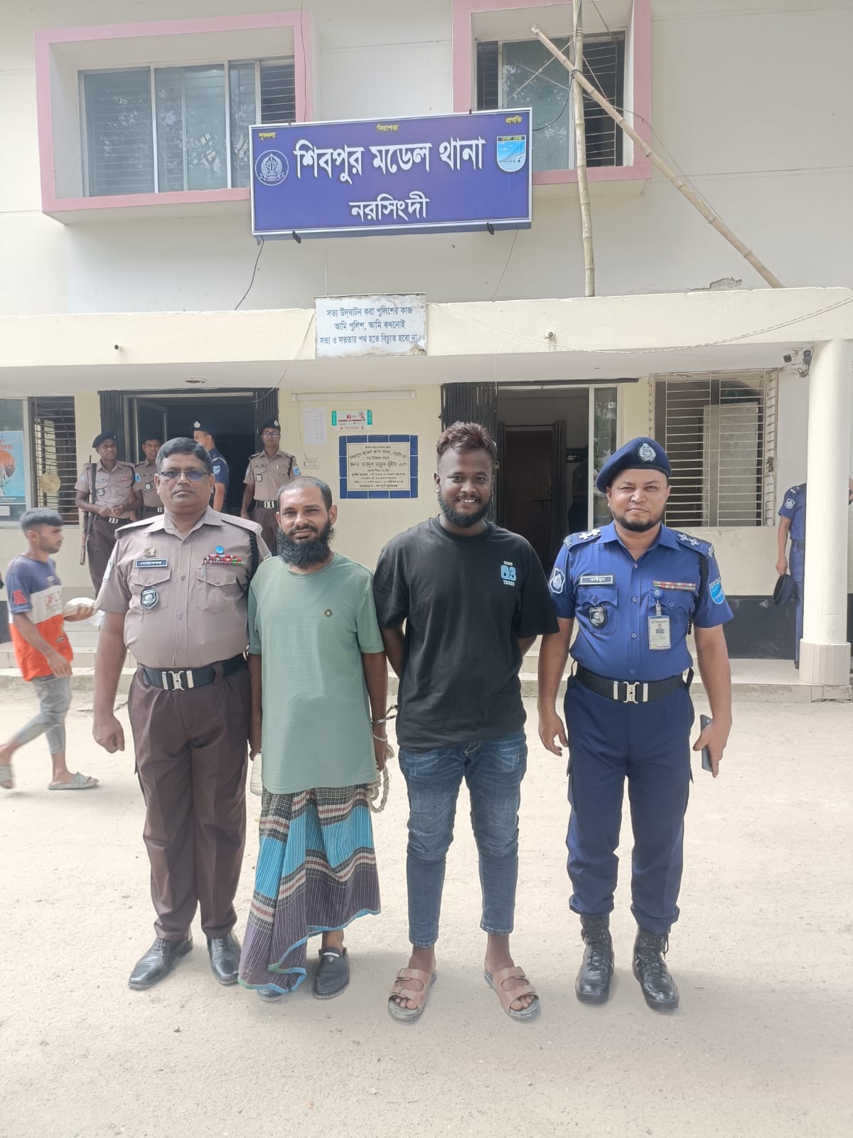 নরসিংদীর শিবপুরের ইটাখোলা থেকে ২ শীর্ষ সন্ত্রাসী গ্ৰেফতার!