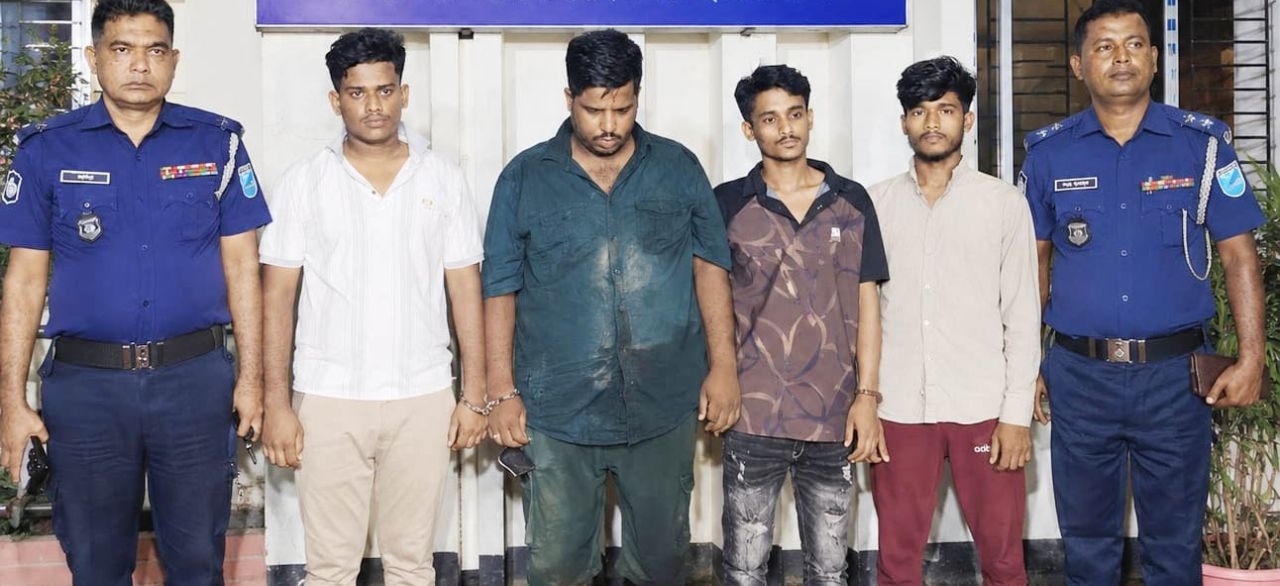 নারায়ণগঞ্জের রূপগঞ্জে অভিযান চালিয়ে একটি বিদেশি পিস্তল ৫ রাউন্ড গুলি ম্যাগজিন সহ ৪ জন গ্রেফতার!
