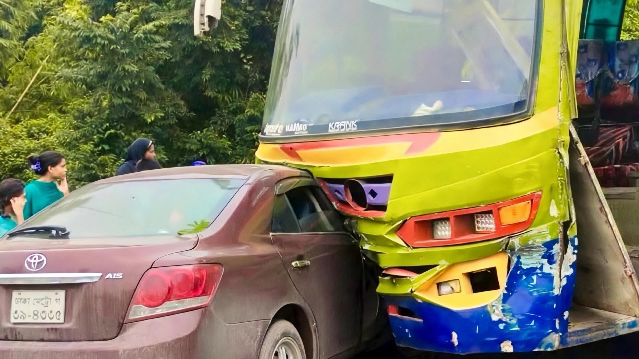সুনামগঞ্জের গোবিন্দগঞ্জ এলাকায় বাস ও প্রাইভেট কারের সংঘর্ষে ৪ জন আহত