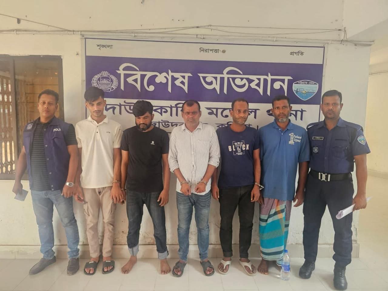 কুমিল্লা দাউদকান্দিতে নিষিদ্ধ সংগঠনের সদস্যসহ গ্রেপ্তার-৫!