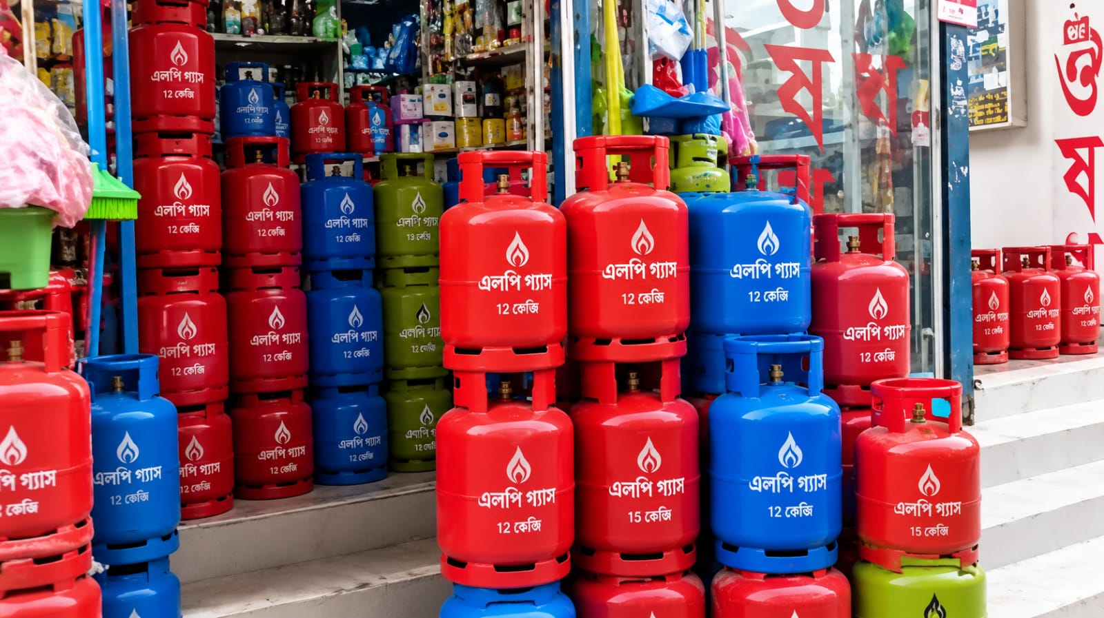 গ্যাস সংকটের সুযোগে সিলিন্ডার বাণিজ্য  ক্রেতাদের কাছ থেকে বাড়তি ৩০০–৪০০ টাকা আদায়ের অভিযোগ!
