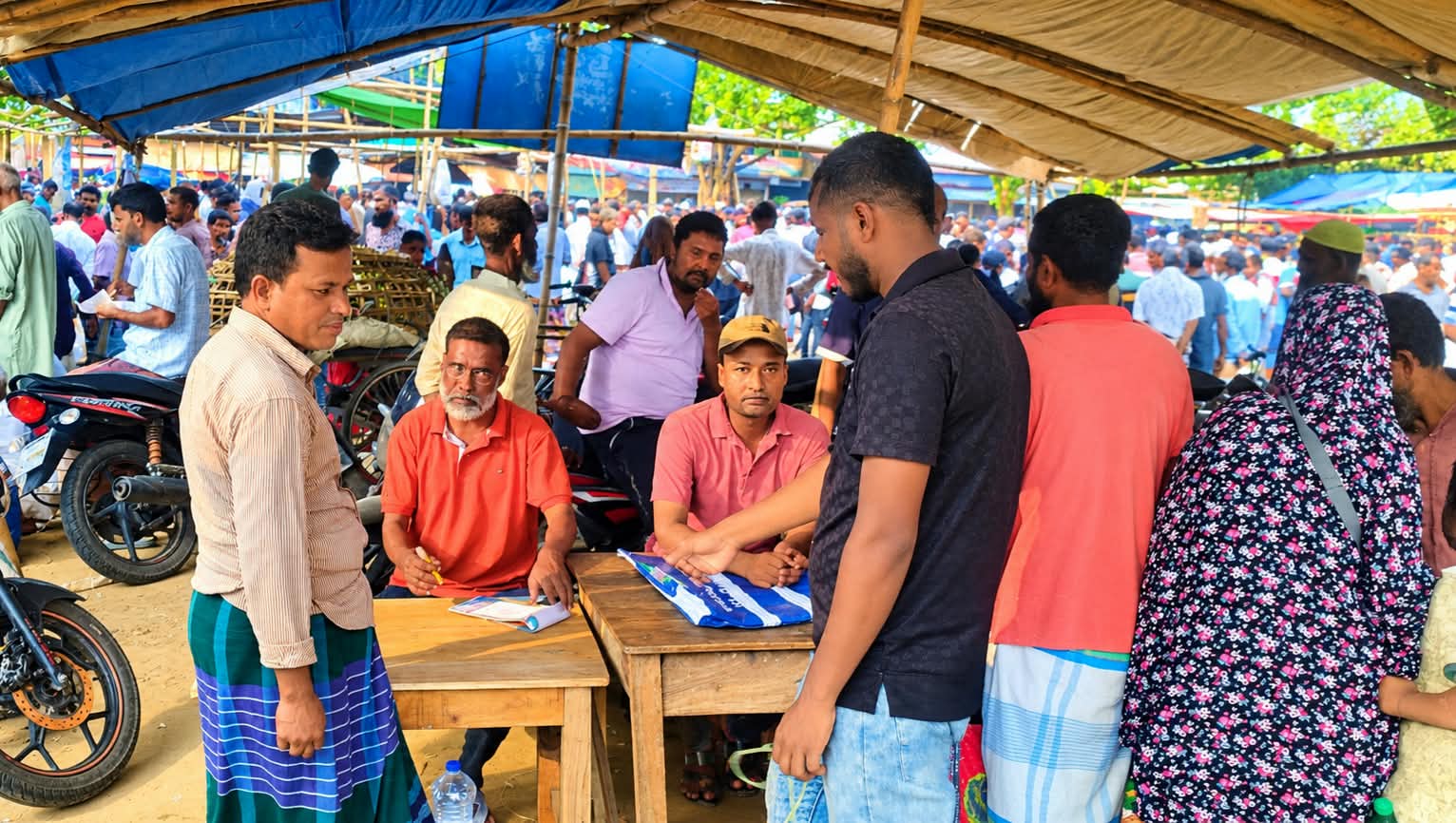 তিলেকপুর হাটে খাজনার নামে অতিরিক্ত টাকা আদায়ের অভিযোগ, প্রতিবাদ করায় হামলা ও মোবাইল ছিনতাই!