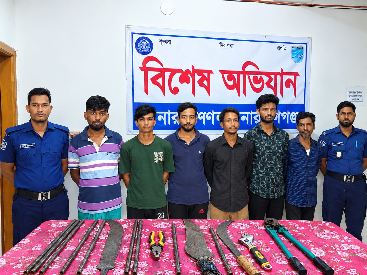 সোনারগাঁয়ে মহাসড়কে ডাকাতির প্রস্তুতিকালে অস্ত্রসহ ৬ জন গ্রেপ্তার!