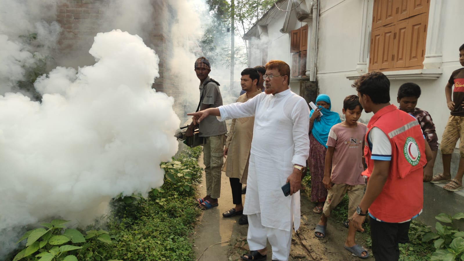 চাঁপাইনবাবগঞ্জ ডেঙ্গু প্রতিরোধে ৬নং ওয়ার্ডে মশক নিধন বিশেষ অভিযান!