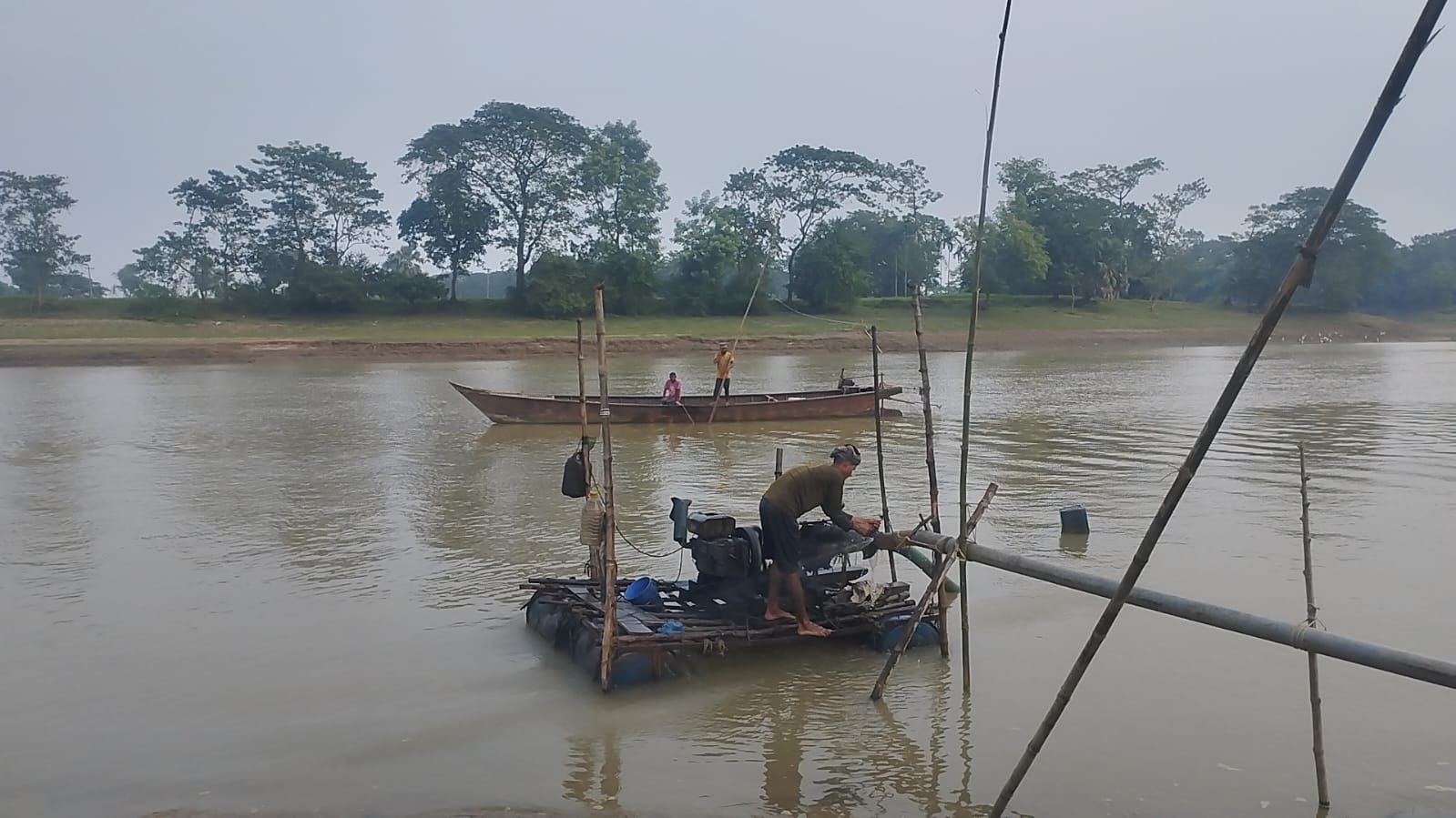 পূর্বধলার ঘাগড়ায় অবৈধ বালু উত্তোলন বিরোধী অভিযান, ড্রেজার মেশিন জব্দ!