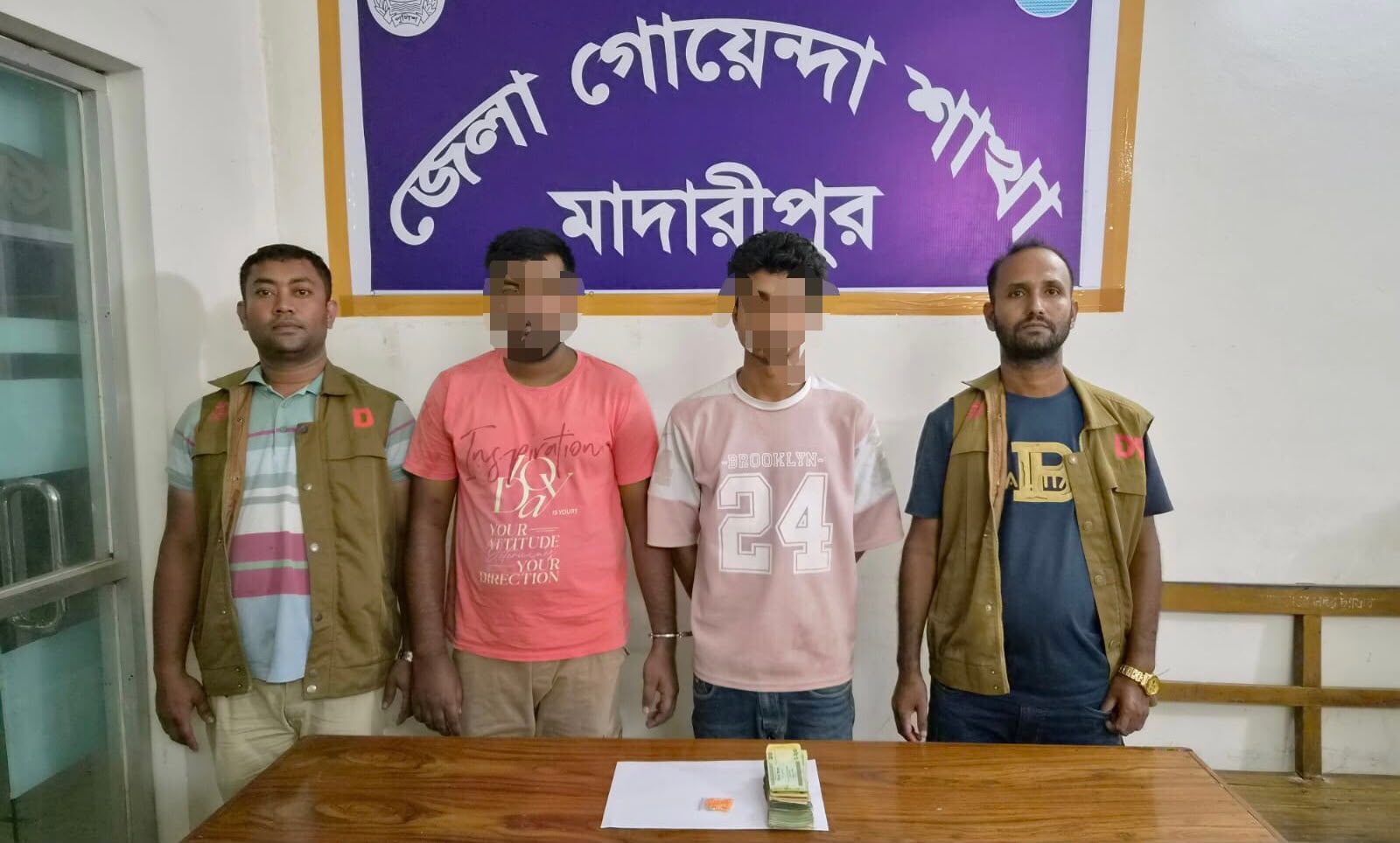 মাদারীপুরে মাদকের বিরুদ্ধে সাঁড়াশি অভিযানে ইয়াবাসহ গ্রেফতার ২!