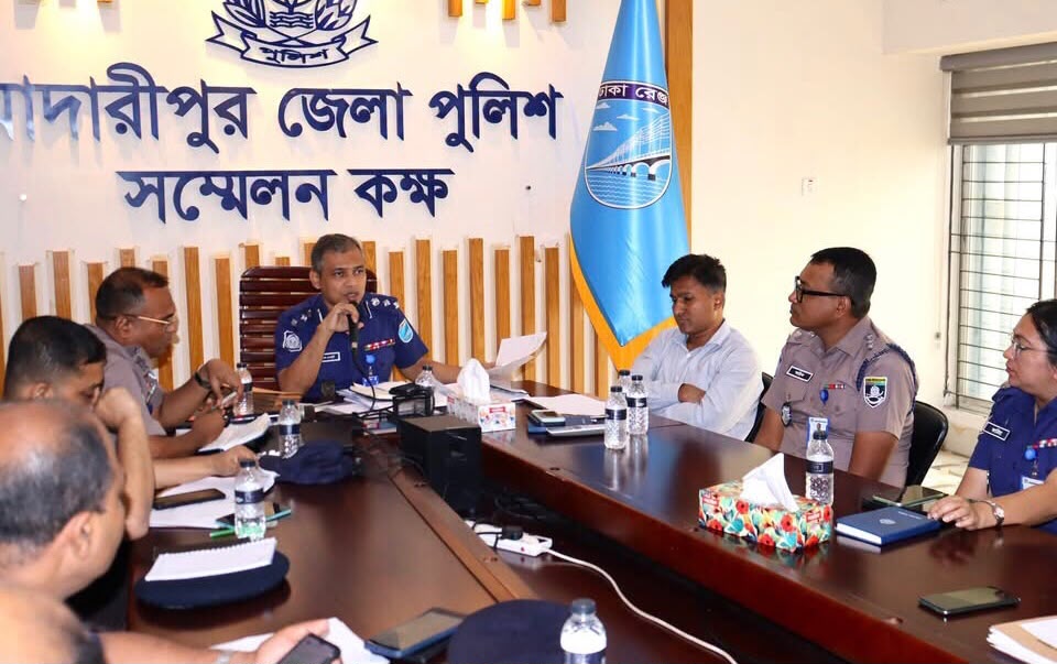 মাদারীপুরে মাসিক অপরাধ সভা অনুষ্ঠিত, অপরাধ দমনে পুলিশ সুপারের নির্দেশনা!
