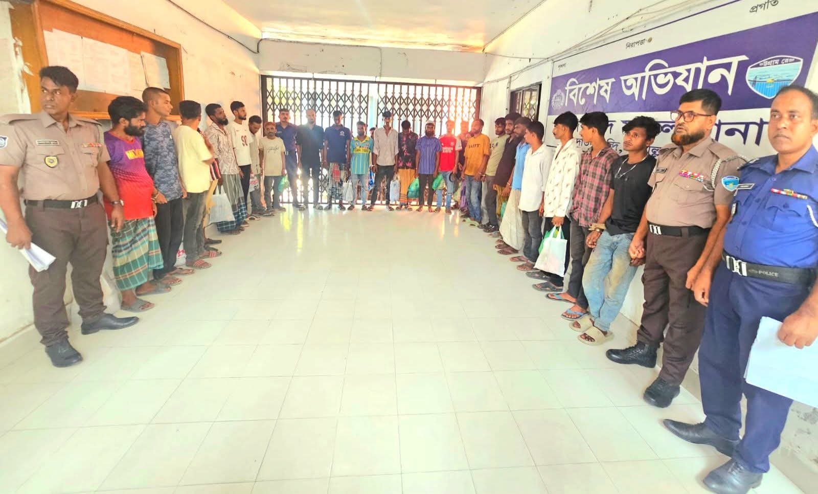 দাউদকান্দিতে পুলিশের অভিযানে ডাকাতি-চুরি মামলার পাঁচ আসামিসহ গ্রেপ্তার-২৬I