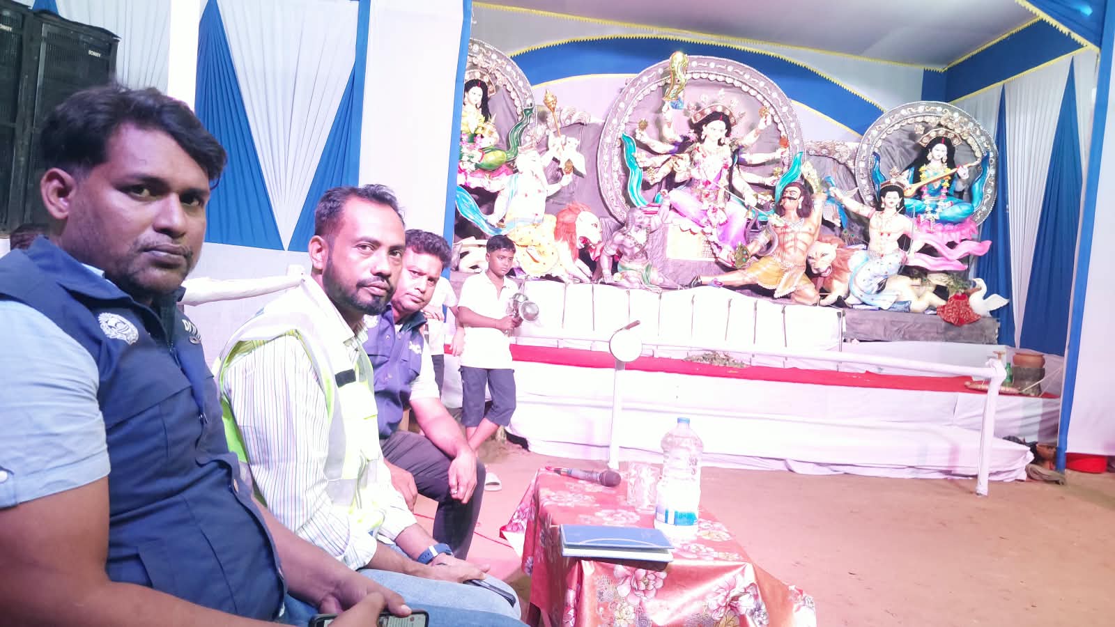 মন্ত্র পাঠ করে, ঢাক-শঙ্খ বাজিয়ে দেবীকে আমন্ত্রণের মধ্য দিয়ে শুরু হলো রায়পুরা মরজাল মোদক বাড়ির দুর্গাপূজা!