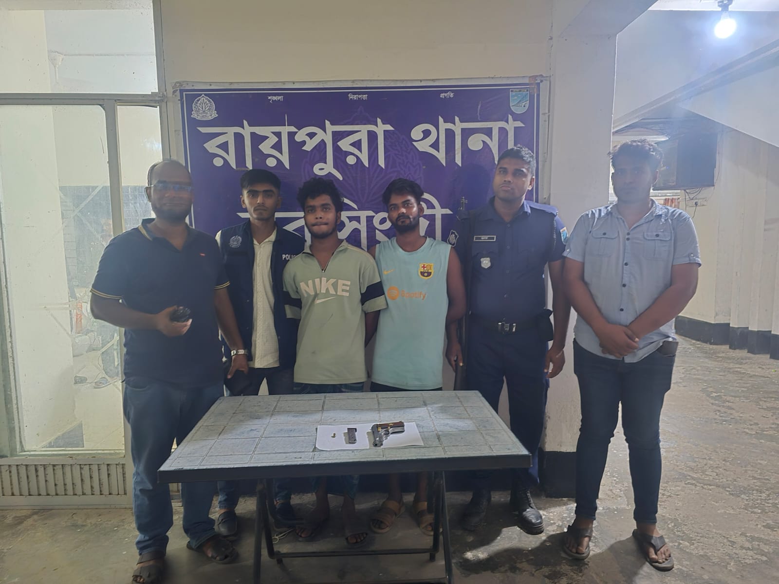 নরসিংদীর রায়পুরা থানা পুলিশের অভিযানে বিদেশী পিস্তলসহ ০২ জন সন্ত্রাসী গ্রেফতার!