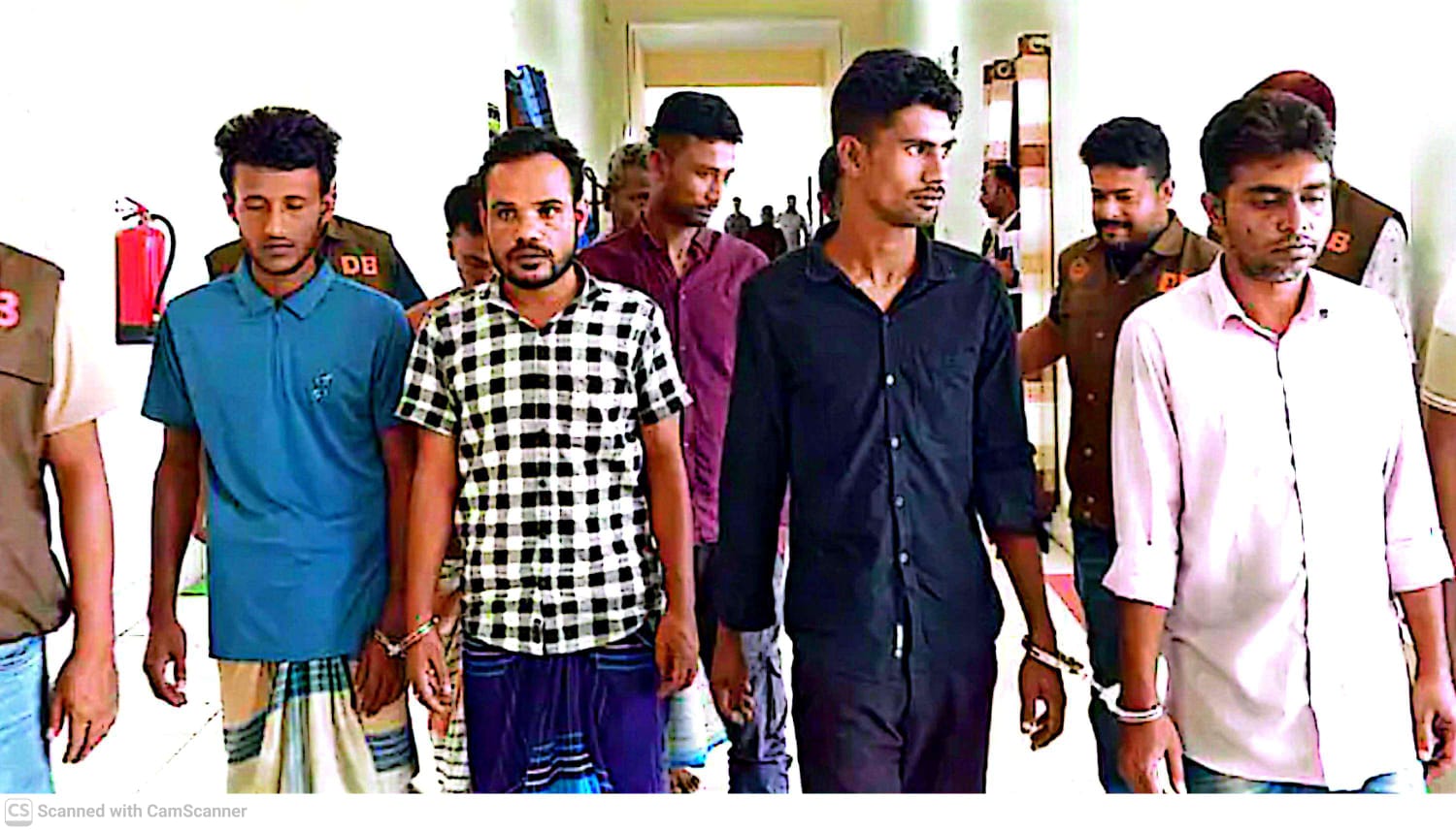 সড়কে গাছ ফেলে যানবাহনের গতিরোধ করে দুর্ধর্ষ ডাকাতির ঘটনায় আন্তঃজেলা ডাকাত দলের ৮ সদস্যকে গ্রেপ্তার করেছে জেলা গোয়েন্দা পুলিশ (ডিবি)!