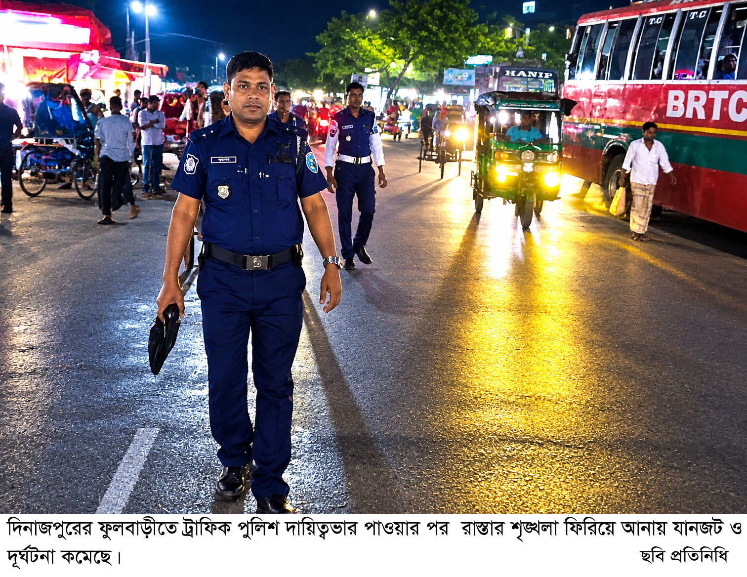 ফুলবাড়ীতে ট্রাফিক পুলিশ রাস্তার শৃঙ্খলা ফিরিয়ে আনায় দূর্ঘটনা কমেছে!