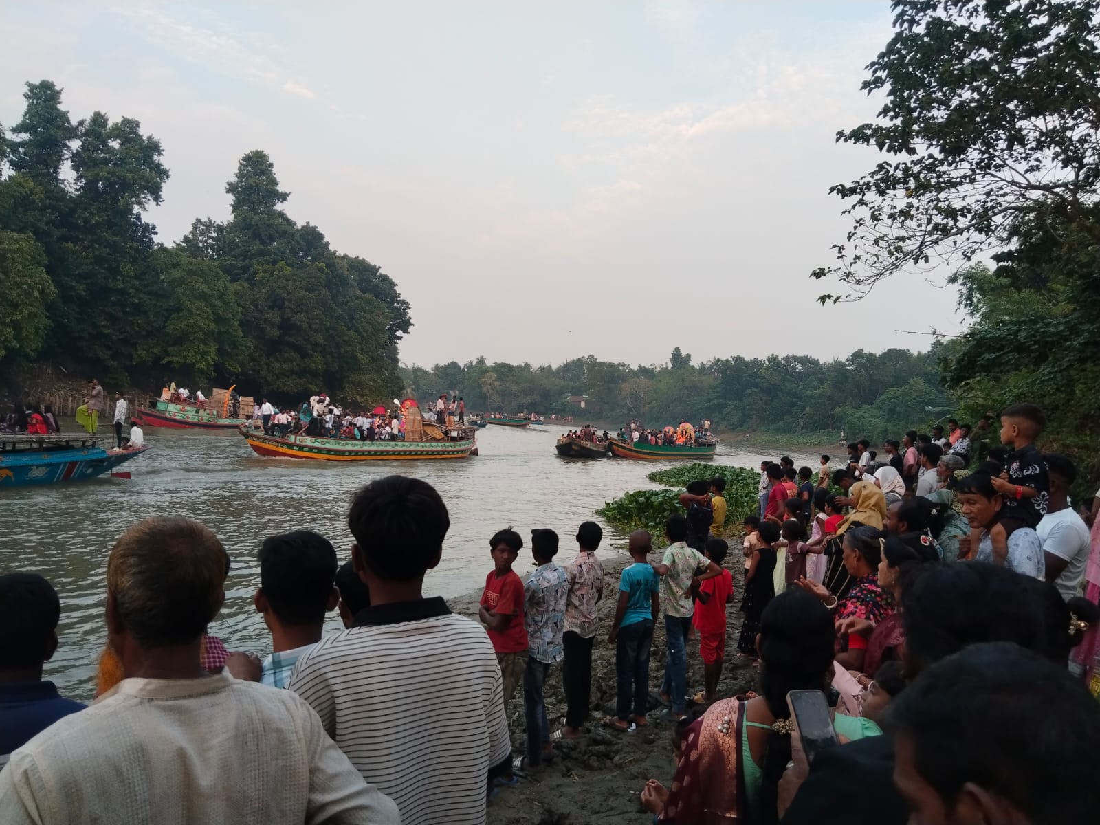 ফরিদপুরে গোপালনগর বড়াল নদীতে আনন্দ-উৎসবে প্রতিমা বিসর্জন!