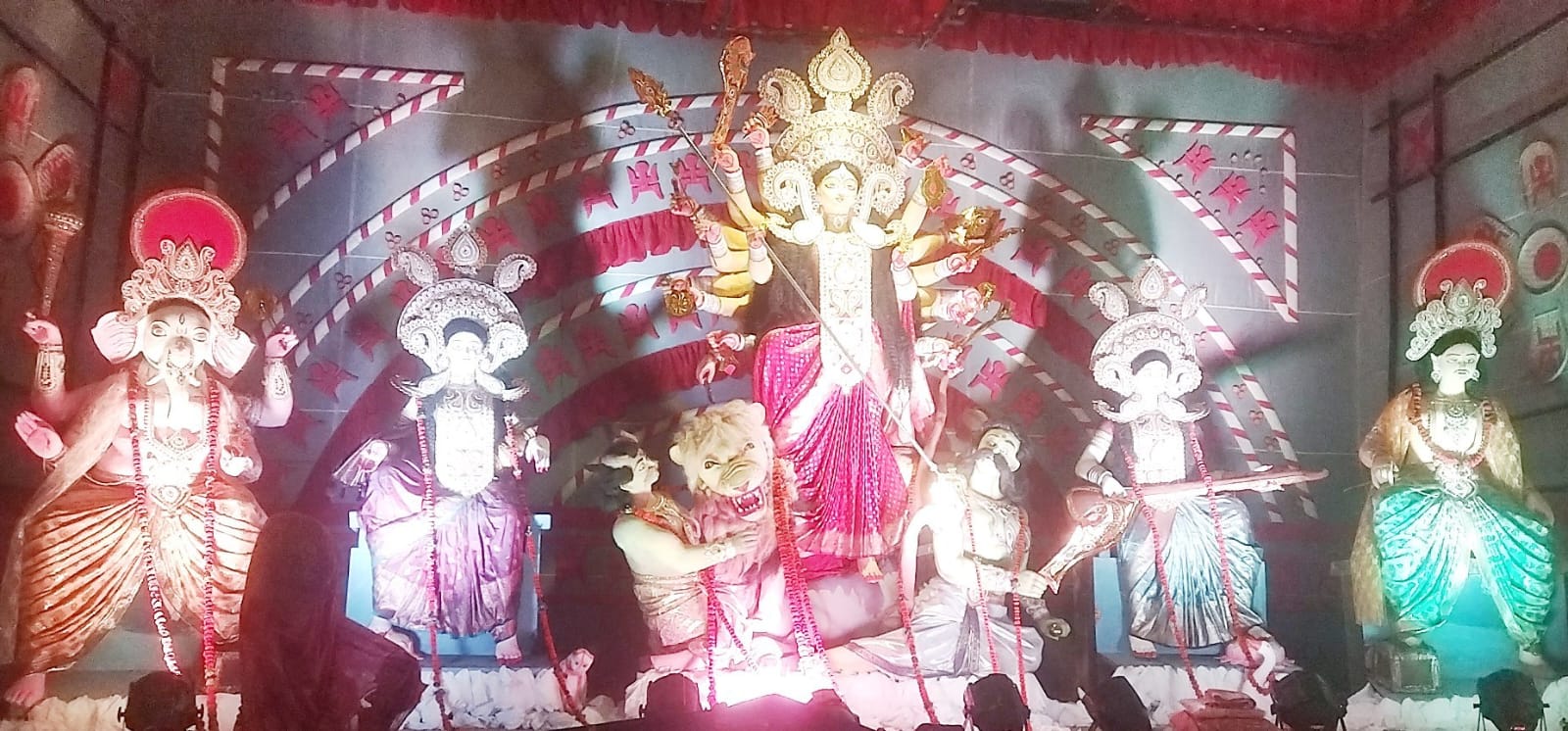 হালিশহর গলিচিপা ও দক্ষিণ কাট্টলীতে অশ্রুসজল চোখে দেবীকে বিদায়!