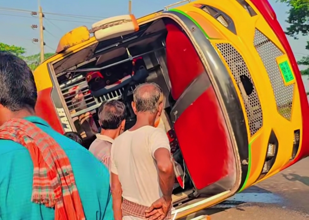 কলাপাড়া -কুয়াকাটা মহাসড়কে ইমরান পরিবহন উল্টে রাস্তার বাইরে, আহত -৩০!
