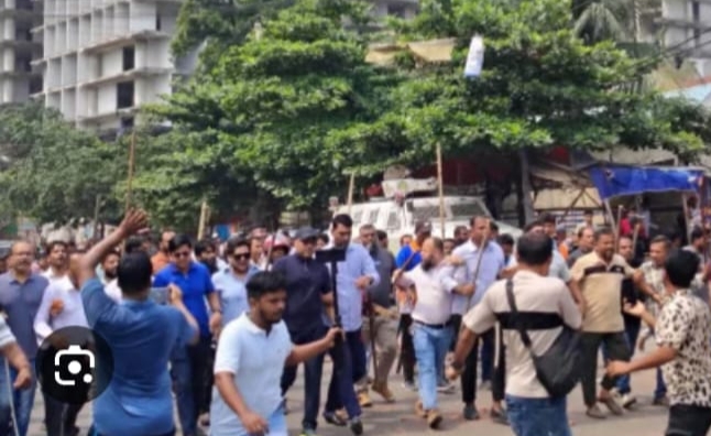 হকার উচ্ছেদ নিয়ে রণক্ষেত্র মিরপুর!
