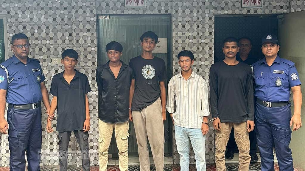 কুমিল্লায় ৩ থানায় ৩ কিশোর গ্যাংয়ের ৫ মূলহোতা গ্রেপ্তার!