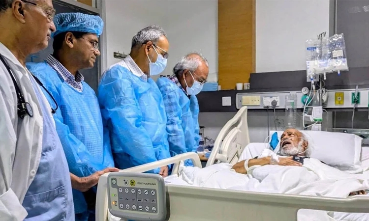 অসুস্থ স্হানীয় সরকার মন্ত্রী মঈন খান কে দেখতে এভার কেয়ার হাসপাতাল ছুটে গেলেন রাষ্ট্রপতি মীর্জা ফখরুল ইসলাম আলমগীর!